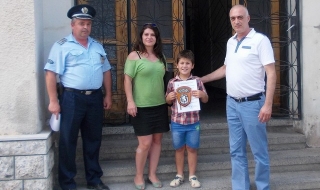 Полицейски син намери портфейл с 2000 лв, върна го