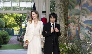 Анджелина Джоли и синът ѝ Мадокс бяха специални гости в Белия дом (СНИМКИ)