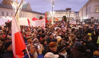 Хиляди на демонстрация във Варшава