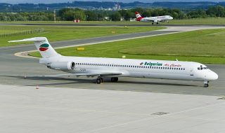Двигателят на български самолет избухна в Италия, пилотът го приземи успешно