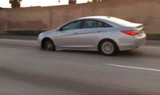 Как се движи Hyundai Sonata без една гума (ВИДЕО)