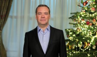 Медведев нарече арестувания Навални "политически мошеник"