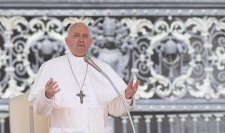 Папа Франциск: Бог да даде мир на България!