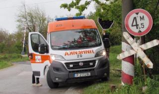 Влак блъсна кола край Две могили