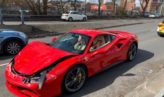 Мъж си купи Ferrari и успя да му се порадва само 3 километра преди да го блъсне