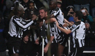 Нюкясъл удари Ливърпул след спорно съдийство