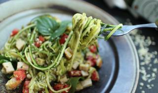 Рецепта на деня: Спагети от тиквички с домашно песто