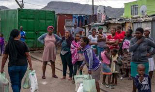 Бедни плячкосват магазини за храни и алкохол в Южна Африка