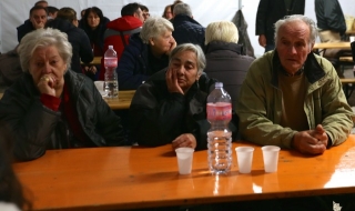 Италия след шока: Хиляди в коли и палатки
