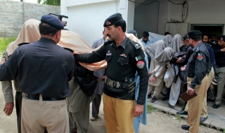 Въоръжени откриха стрелба пред пакистанско училище