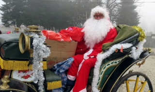 Вместо с шейна, Дядо Коледа пристигна в село Сокол с файтон