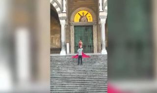 Туристка позира гола на стълбите на италианска катедрала (ВИДЕО)