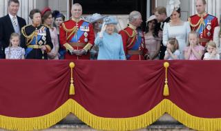 Кралица Елизабет II раздаде рицарски почести