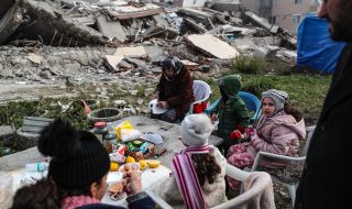 Турция дава кораби за настаняване на 3000 души, останали без подслон след земетресенията 