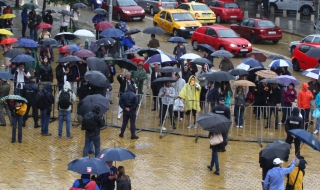 Дъждът не спря протестиращите пред парламента (Обновена в 11:44)