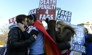 Гей двойка даде на съд кмет, отказал да узакони брака им