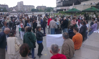 Кратък митинг пред НДК в подкрепа на Орешарски - Обновена 19.18 часа