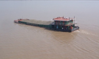 Баржа с 850 т. торове потъна в Дунав