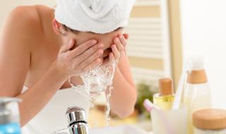 Мийте лицето си два пъти на ден