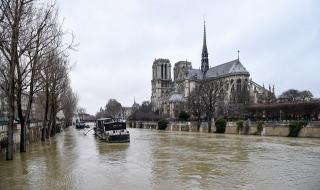 Париж на ръба на потопа (СНИМКИ)