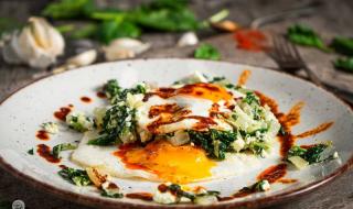 Рецепта на деня: Яйца върху канапе от спанак