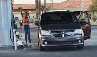 Как една жена зарежда на бензиностанция (ВИДЕО)
