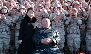 Ким Чен Ун заведе дъщеря си в завод за балистични ракети