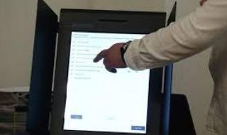 Обучават граждани на машинно гласуване пред Народното събрание