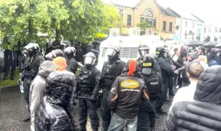Насилието в Северна Ирландия се прехвърли в Портадаун, коктейли "Молотов" и бензинови бомби полетяха срещу полицията 
