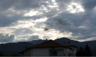 Силен вятър до обяд