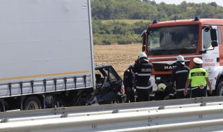 Шофьор на ТИР загина при тежка катастрофа на "Тракия" посока София 