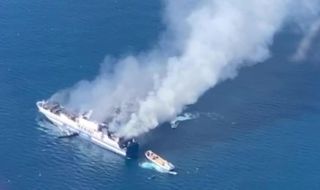 Продължава спасителната операция на горящия ферибот до Корфу