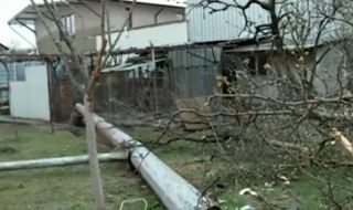 ТИР се заби в двора на къща в Долни Богров, отнесе електрически стълб 
