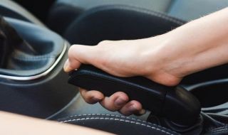 Трябва ли да се използва ръчна спирачка при автомобили с автоматик?