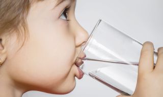 Деца са с чернодробна недостатъчност след пиене на алкална вода в САЩ