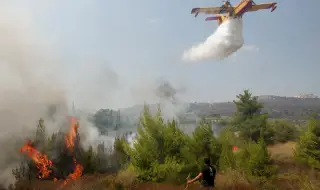 Голям пожар гори край кипърския град Лимасол
