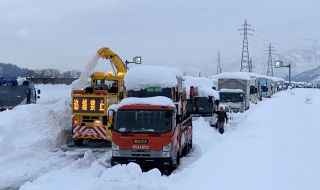 Силна снежна буря връхлетя Япония