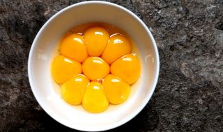Трябва да внимавате преди да сготвите яйцата, купени от магазина (ВИДЕО)