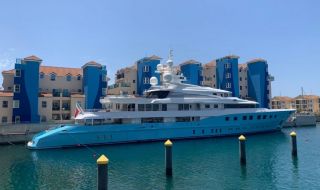 Огромен интерес към супер луксозната яхта на олигарх