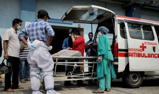 Извън контрол! Смъртните случаи от COVID-19 в Индия надхвърлиха 200 000