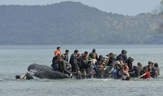 Най-малко 35 мигранти се удавиха след потъването на надуваема лодка