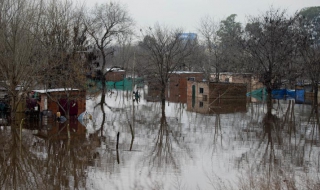 Хиляди евакуирани заради наводнения в Аржентина