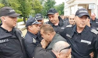 Лидерът на БОЕЦ опита да пробие полицейския кордон пред парламента ВИДЕО