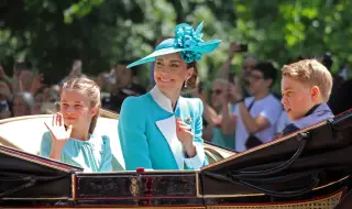 Кейт Мидълтън украси в синьо корицата на новия брой на списание Hello!