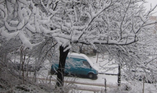 Свлачище блокира пътя Своге-Нови Искър