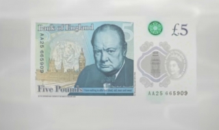 Новата пластмасова банкнота от 5 паунда (ВИДЕО)
