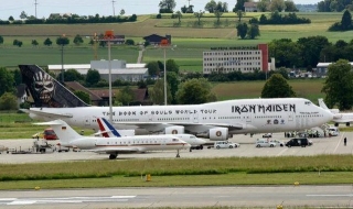 Самолетите на Меркел, Оланд и Iron Maiden – един до друг