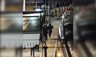 Девет души са с опасност за живота след нападението с нож във влак в Англия