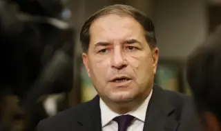 Доц. д-р Борислав Цеков: Не служебно, а "Петроханско" правителство на замитането и "ала-бала" с машините