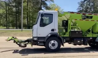 Камиони запълващи дупки за 2 минути тръгват по улиците на САЩ (ВИДЕО)